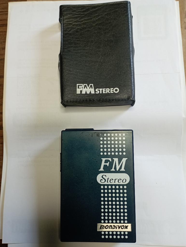 Walkman radio FM Stereo + etui Mondivox, TV, Hi-fi & Vidéo, Walkman, Discman & Lecteurs de MiniDisc, Enlèvement, Walkman ou Baladeur