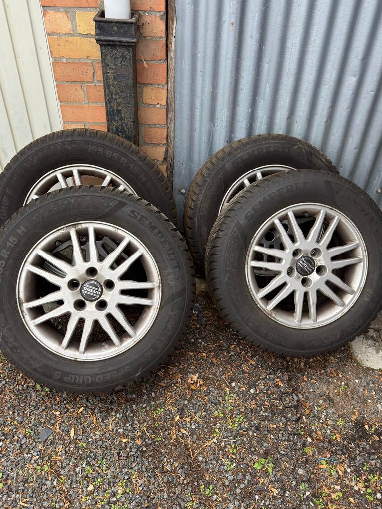 Winterbanden Volvo 195/65R15H, Auto-onderdelen, Banden en Velgen, Ophalen, Winterbanden