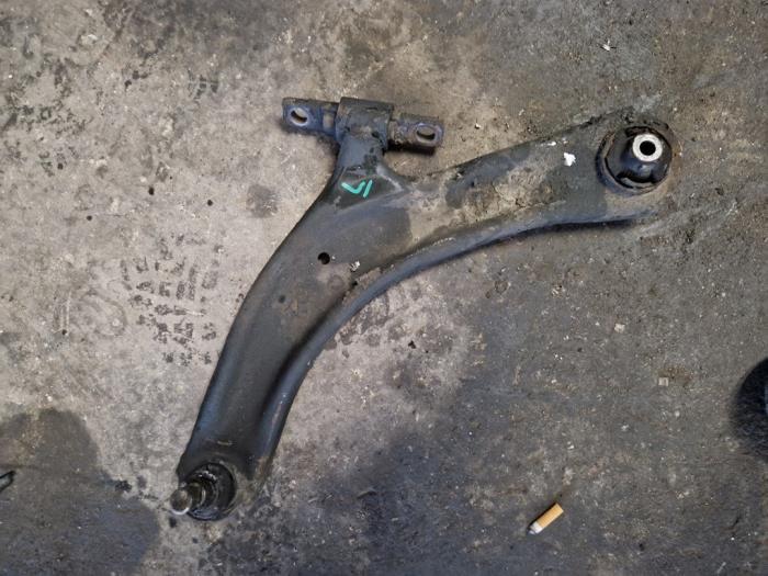 Bras de suspension avant gauche d'un Nissan Qashqai, -, 3 mois de garantie, Utilisé, -