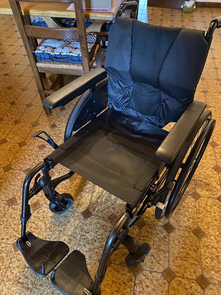 Chaise roulante +2 coussins et un pédalier, Enlèvement, Pliant, Utilisé, Fauteuil roulant manuel