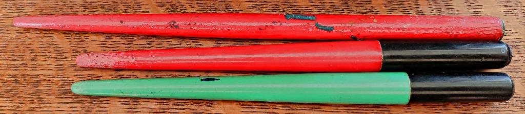 3 porte-plumes (sans plume) vintage: 2 rouges et 1 vert, Divers, Enlèvement ou Envoi, Utilisé