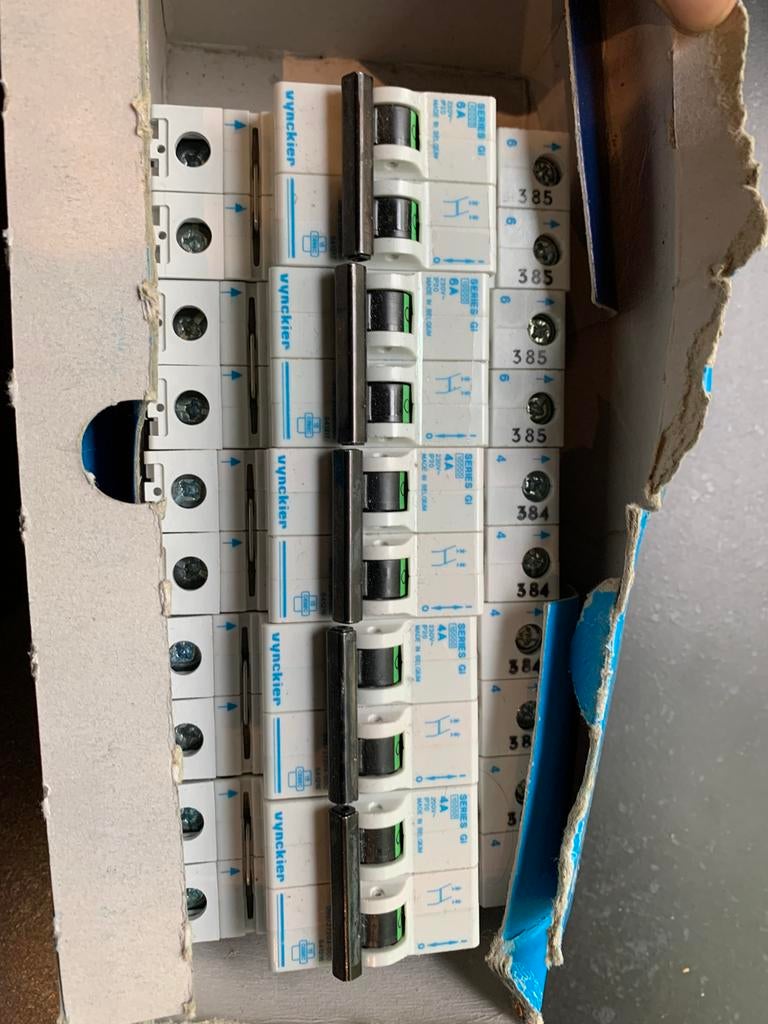 Vynckier Automatische Zekeringen 4A (230V) GI-serie 5 stuks, Doe-het-zelf en Bouw, Ophalen of Verzenden, Zo goed als nieuw, Schakelaar
