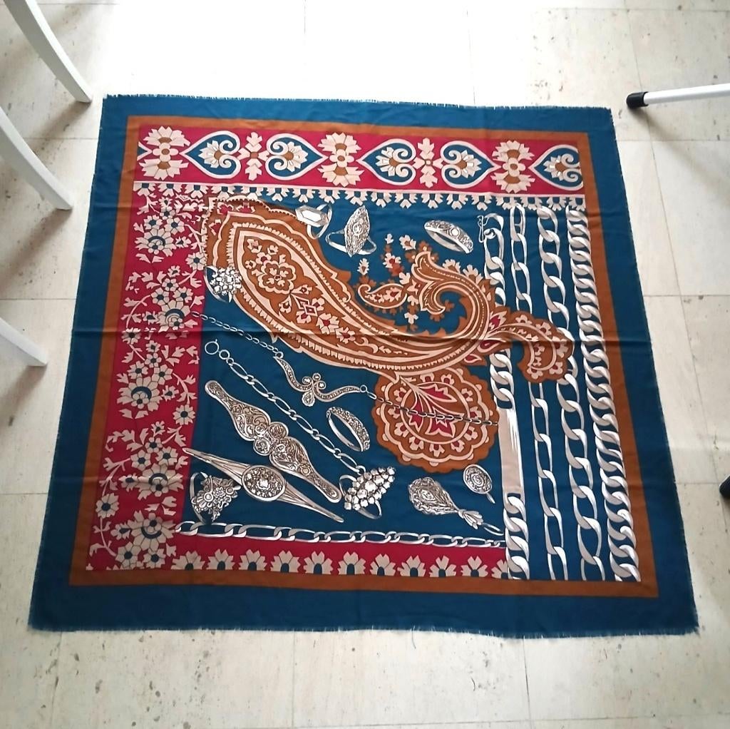 Grand foulard style grande marque en polyester - état neuf, Sans marque, Enlèvement ou Envoi, Comme neuf