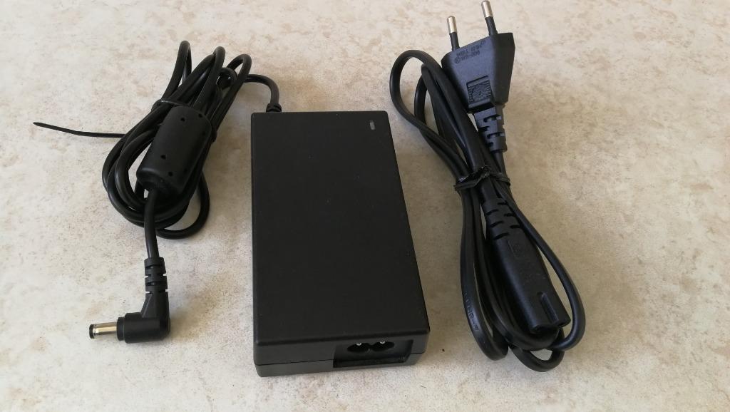 Laptop lader 12v - 4,6 max   (14), Computers en Software, Laptop-opladers, Ophalen, Zo goed als nieuw