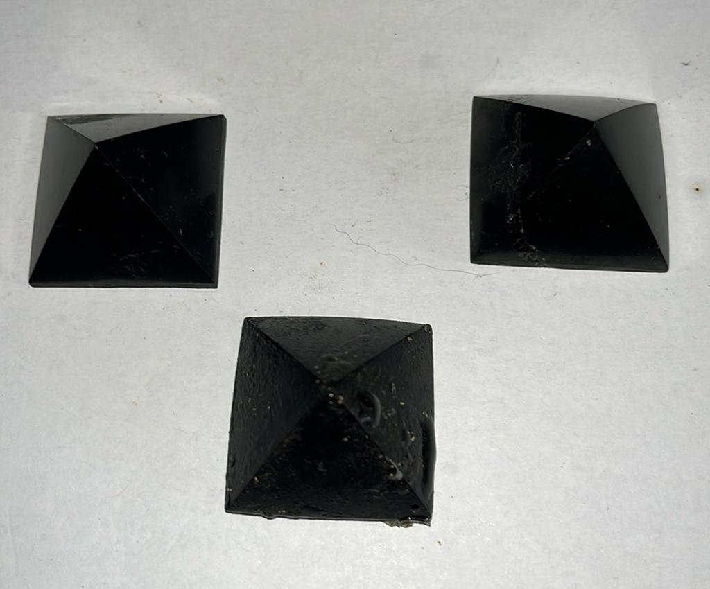 3 Zwarte Obsidiaan Piramides - 18gram/stuk - 30x30x23mm, Ophalen of Verzenden, Zo goed als nieuw