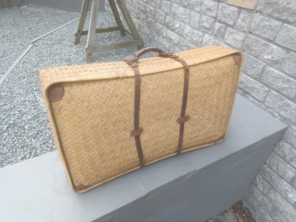 Mooie oude rieten reiskoffer met lederen riem, Antiek en Kunst, Ophalen