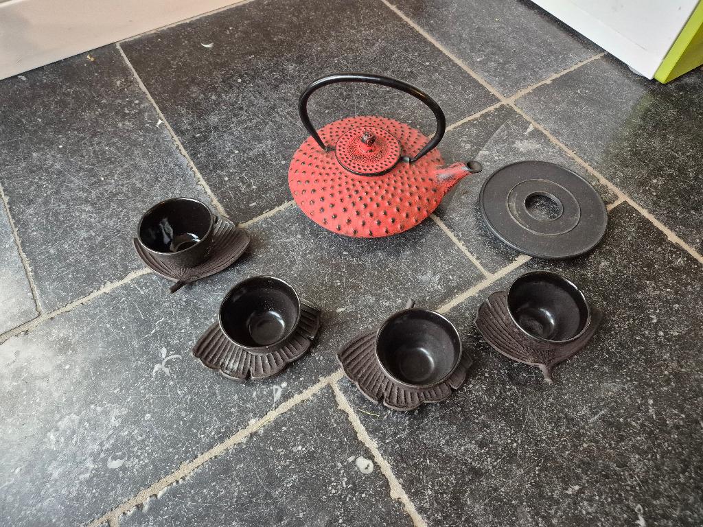 Service à thé en fonte — théière + chauffe-plat + 3 tasses, Maison & Meubles, Service complet, Enlèvement ou Envoi, Comme neuf