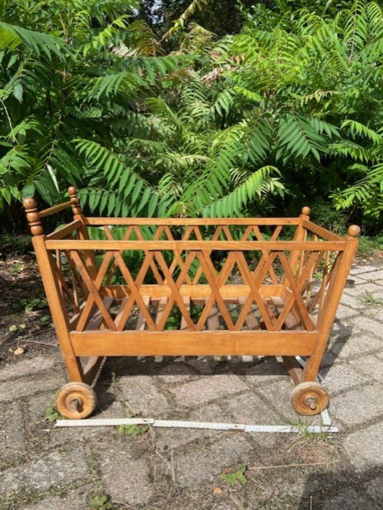 lit de poupée ancien en bois sur roulettes, Enlèvement