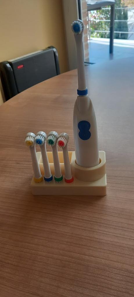 Tandenborstel. Nieuw. Werkt op 2 AA batterijen., Ophalen of Verzenden, Nieuw, Tandenborstel
