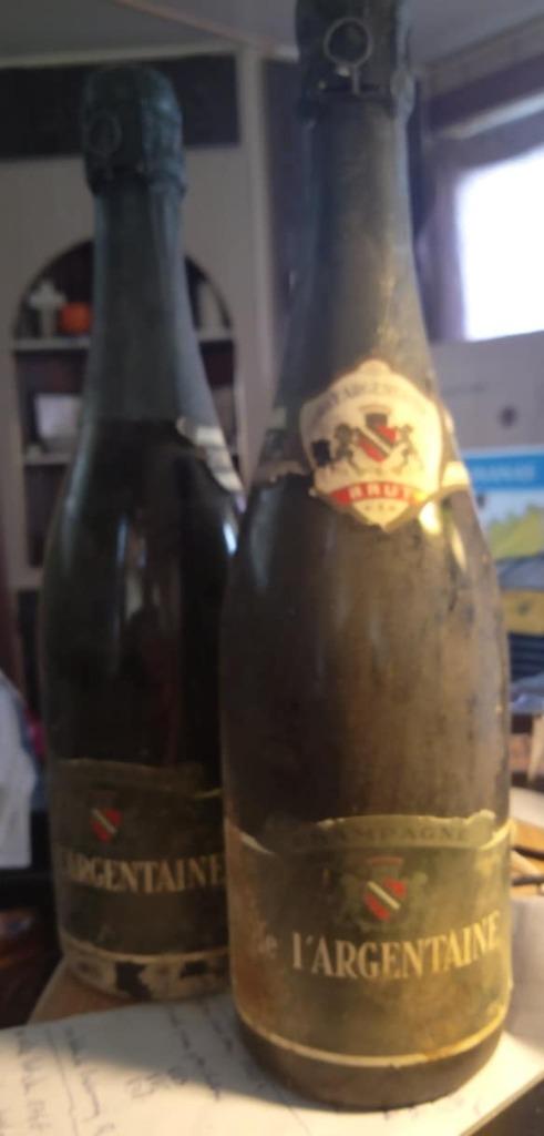 2 oude flessen champagne de l'argentaine vandieres, Verzamelen, Ophalen, Champagne