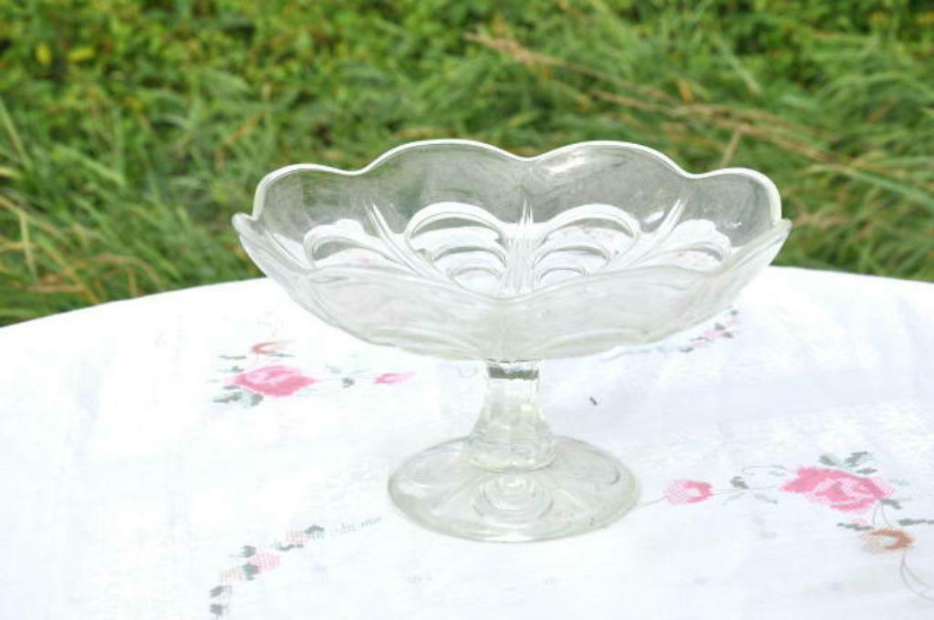 §  fruitier en verre sur pied motif coquille, Antiquités & Art, Enlèvement ou Envoi