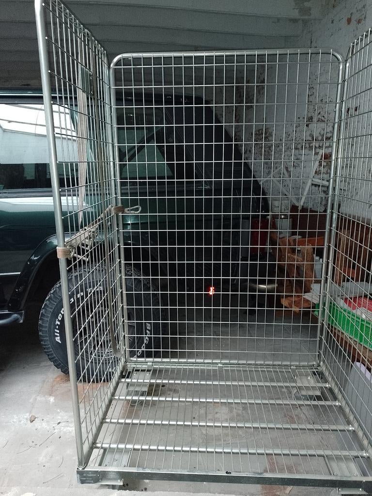 Zware ijzeren container om bakken te stapelen of ander gerie, Enlèvement
