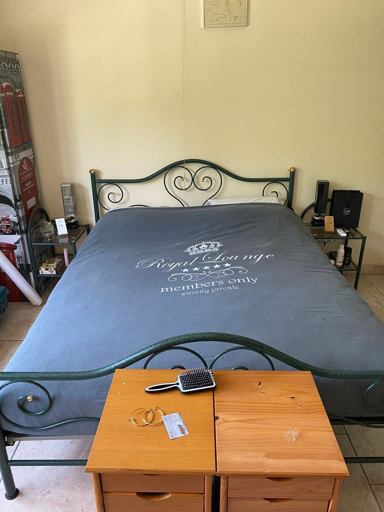 Smeedijzeren bed van 160 cm + lattenbodem + matras, Huis en Inrichting, Slaapkamer | Bedden, Ophalen, Zo goed als nieuw, 80 cm