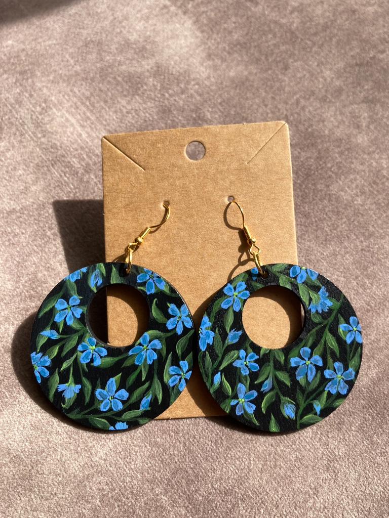 Handbeschilderde Oorbellen Black&Blue Flowers🦋, Ophalen of Verzenden, Nieuw, Overige materialen, Hangers