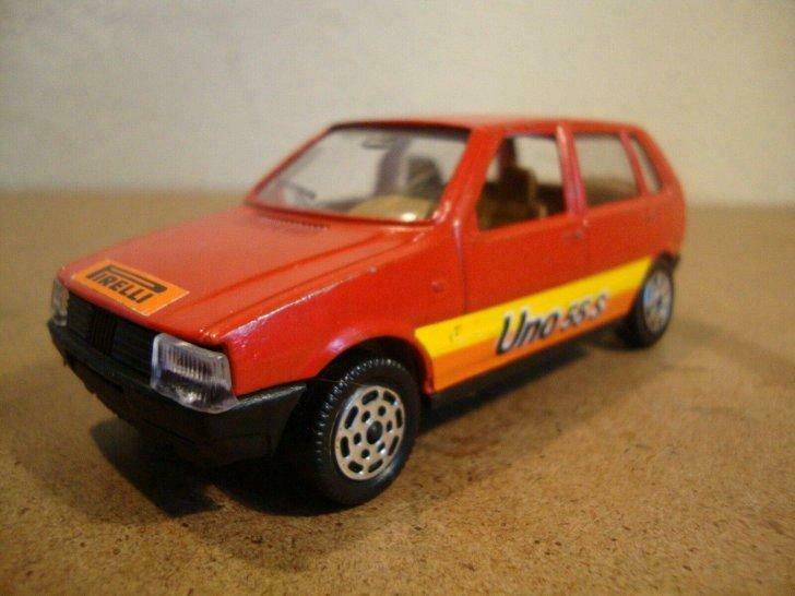 1:43 Hot Wheels Fiat Uno 55 S rood Made in Italy los model, Ophalen of Verzenden, Gebruikt, Auto