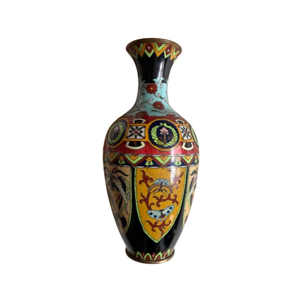 Japanse cloisonnevaas Meiji 1880 - 1900 vlinderdecoratie, Antiek en Kunst, Antiek | Vazen, Ophalen of Verzenden
