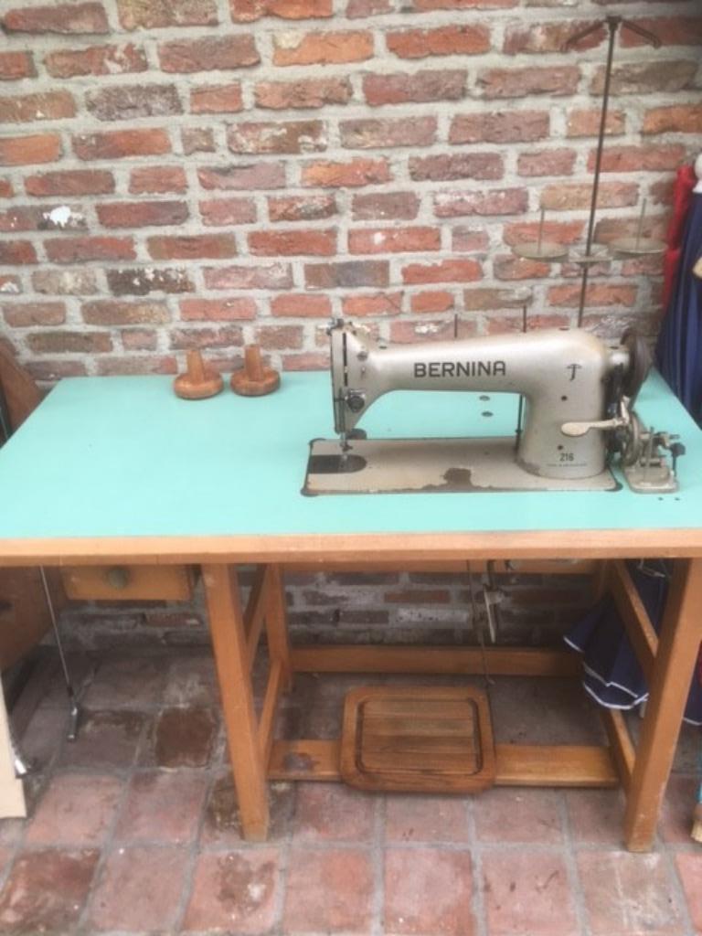 Table de machine à coudre professionnelle Bernina 216, Hobby & Loisirs créatifs, Machines à coudre & Accessoires, Utilisé, Machine à coudre