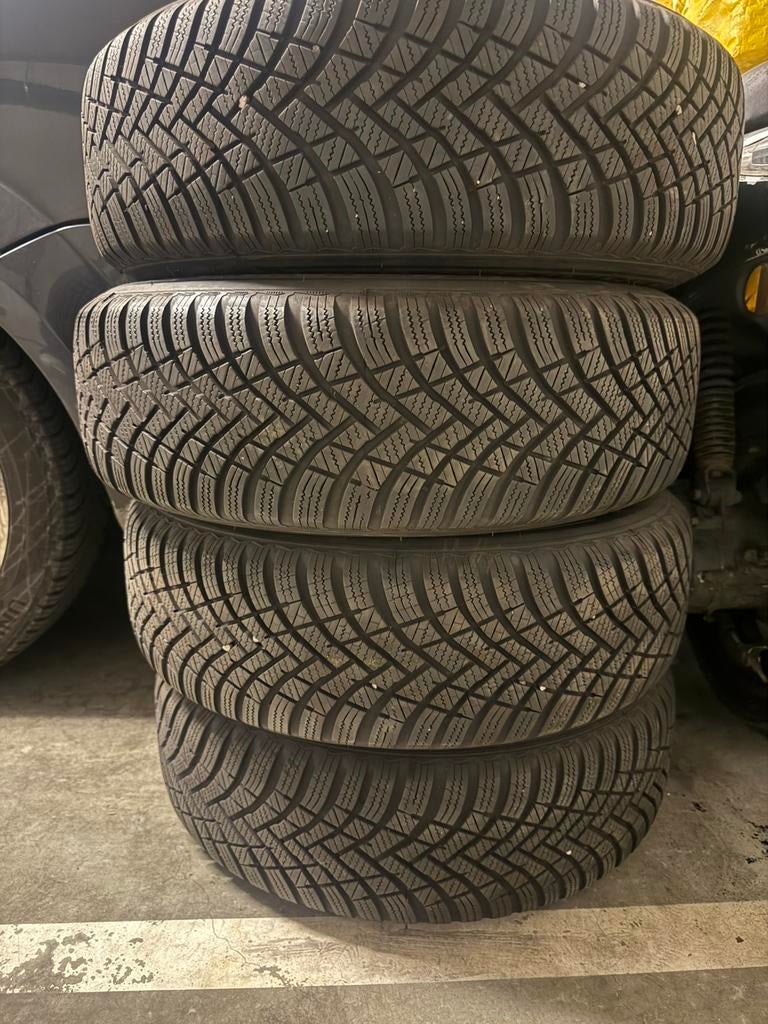 Winterbanden Hankook op stalen velgen 195/65 R15, Auto diversen, Autosport-onderdelen, Zo goed als nieuw, Ophalen