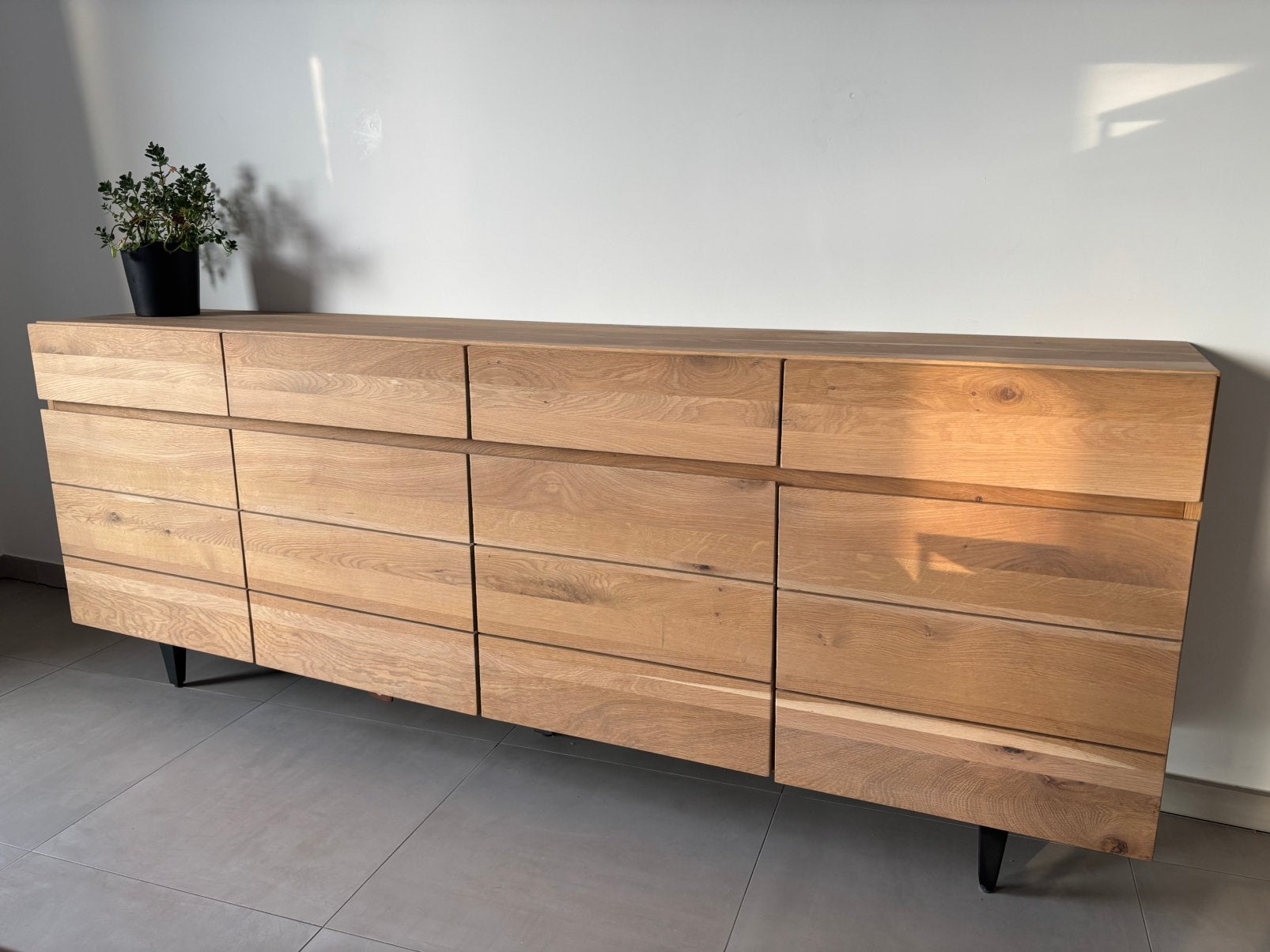 Ruime dressoir uit hardhout, Enlèvement