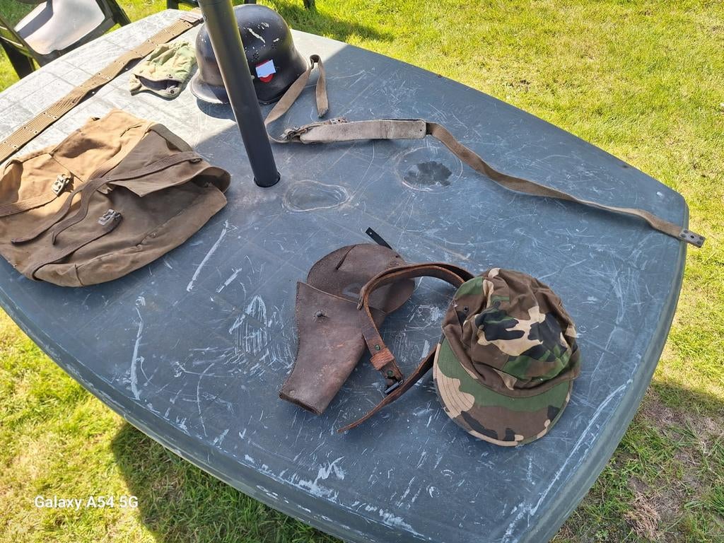 Militaria lot, Ophalen