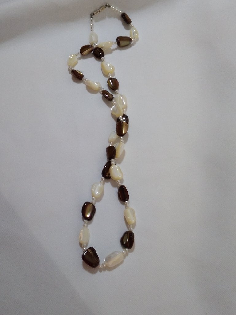 Collier vintage avec des morceaux de nacre, Bijoux, Sacs & Beauté, Colliers, Neuf, Pierre ou Minéral, Enlèvement ou Envoi, Avec pendentif