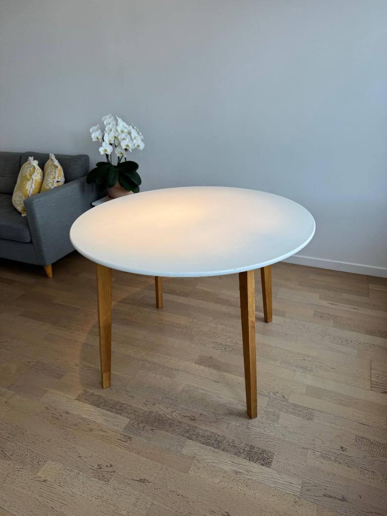 Table de salle à manger ronde JYSK Ø105 (JEGIND - blanc), Maison & Meubles, Tables | Tables à manger, Quatre personnes, Scandinavische/Moderne