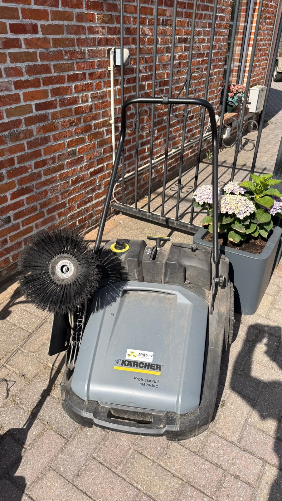 Straatveger - karcher professional km 70/30 c, Doe-het-zelf en Bouw, Ophalen, Zo goed als nieuw, Schrobmachine