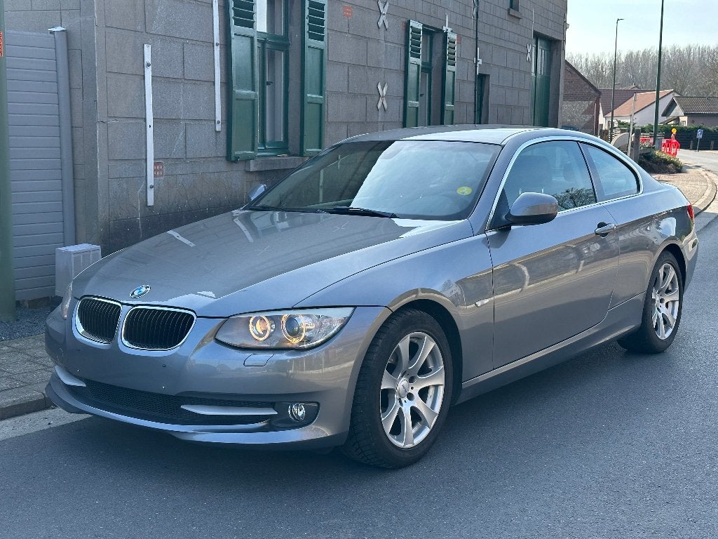 BMW 320D 163pk Coupé LCI Xenon Leder 1ste eig Euro 5, Auto's, BMW, Achterwielaandrijving, 1995 cc, Zwart, 4 cilinders