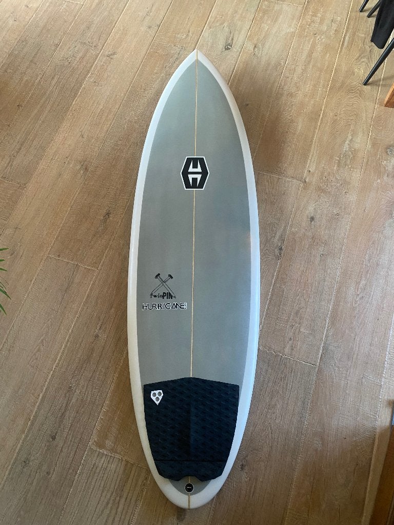 Hurricane Twin Pin 5'10, Sports nautiques & Bateaux, Enlèvement, Comme neuf