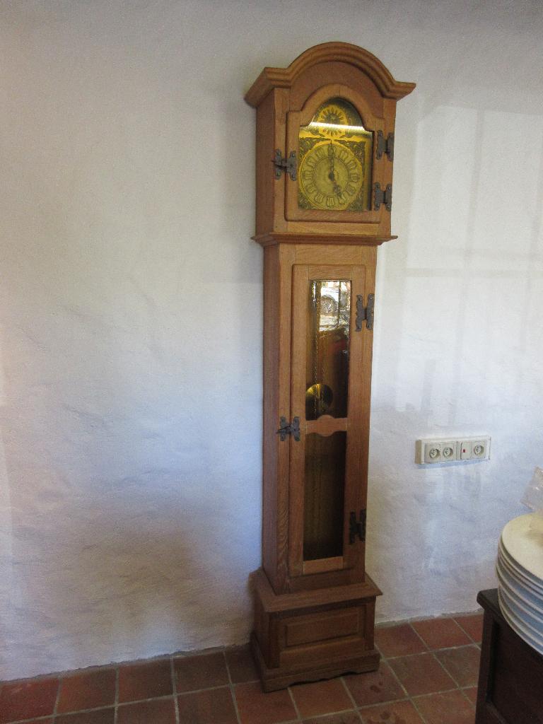 Antieke klok muurklok staande klok in eiken hout horloge, Antiek en Kunst, Ophalen