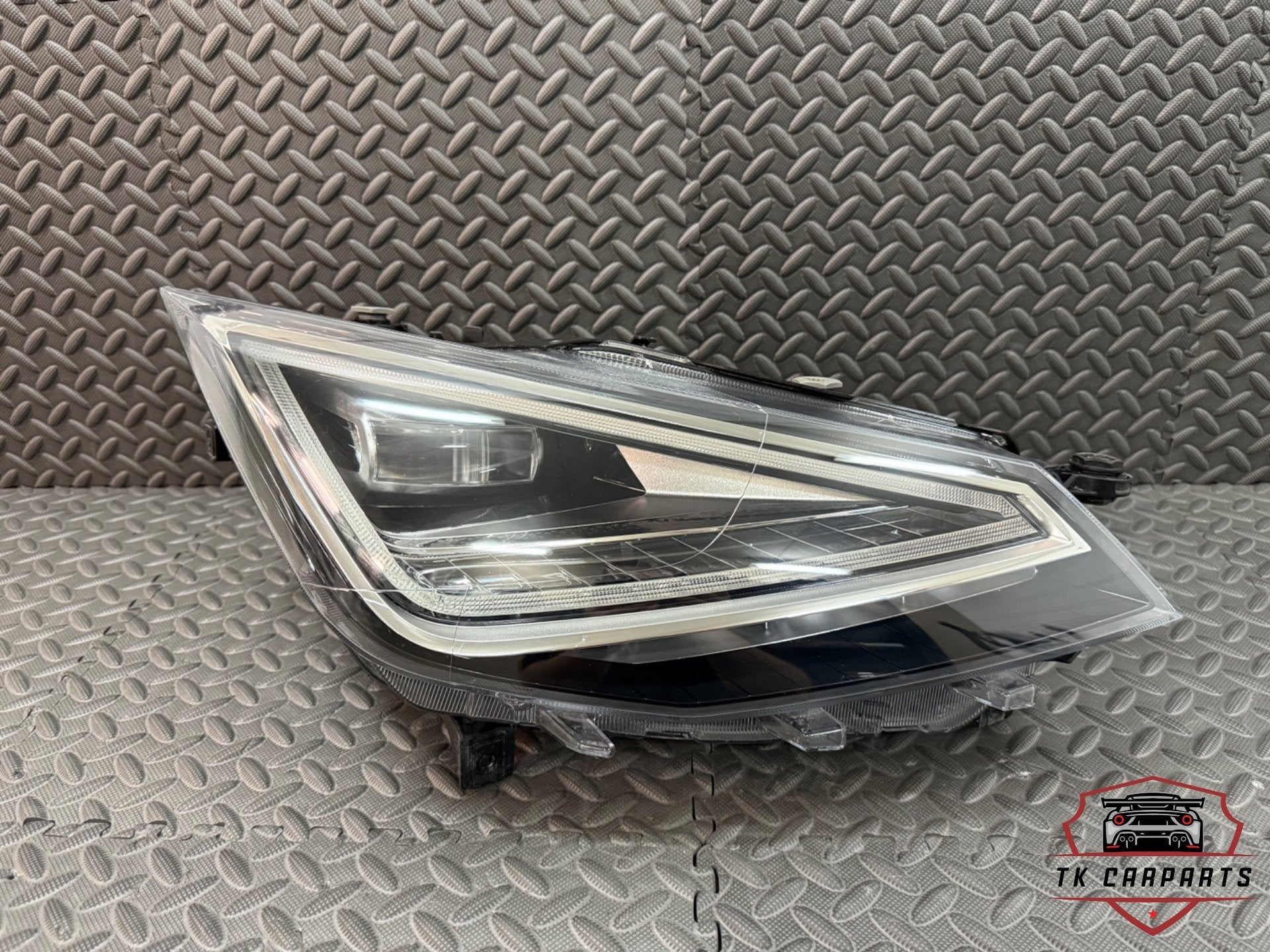Seat Ibiza /Arona full led koplamp rechts 6f1941008f, Gebruikt, Autovia A-2, Km 585 585
08760  Martorell, ES, SEAT S.A., Customercare@seat.es