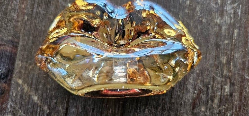 kristalglas Kosta Boda, Make up hot lips, goud, zgst, Comme neuf, Enlèvement, Autres matériaux, Autres styles
