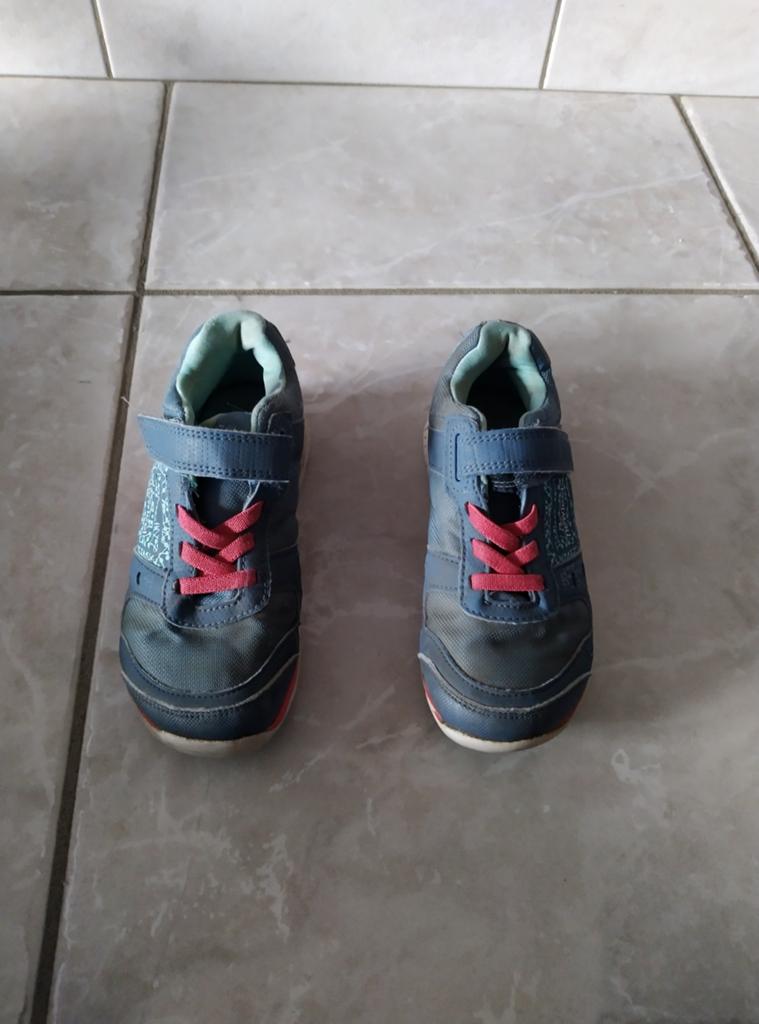 Grijsgroene sportschoen met velcro, Kinderen en Baby's, Ophalen, Gebruikt, Newfeel (Decathlon), Jongen of Meisje