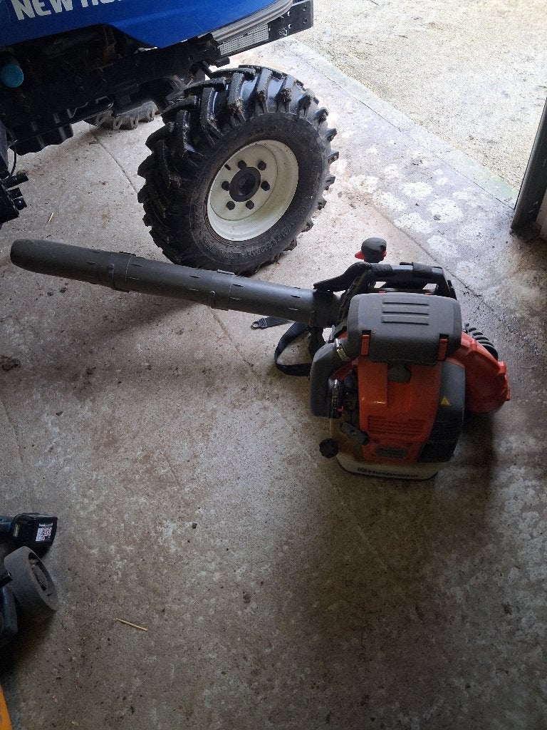 Rugblazer Husqvarna 570 BTS (weinig gebruikt), Tuin en Terras, Ophalen, Benzine, Ruggedragen, Zo goed als nieuw