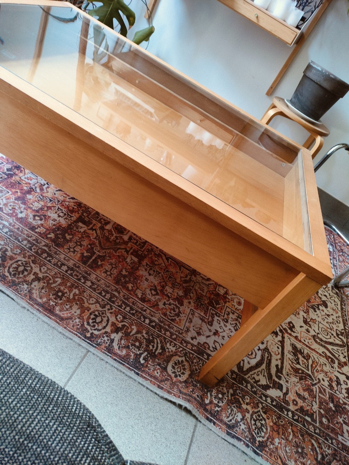 Houten salontafel met glazen bovenblad, Ophalen