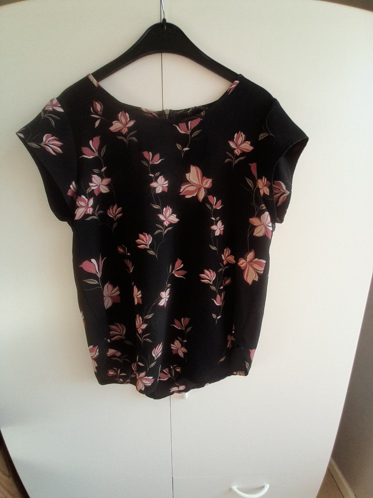 Bloes Only zwart met roze bloemen maat 38, Kleding | Dames, Jumpsuits, Ophalen, Maat 38/40 (M), Roze