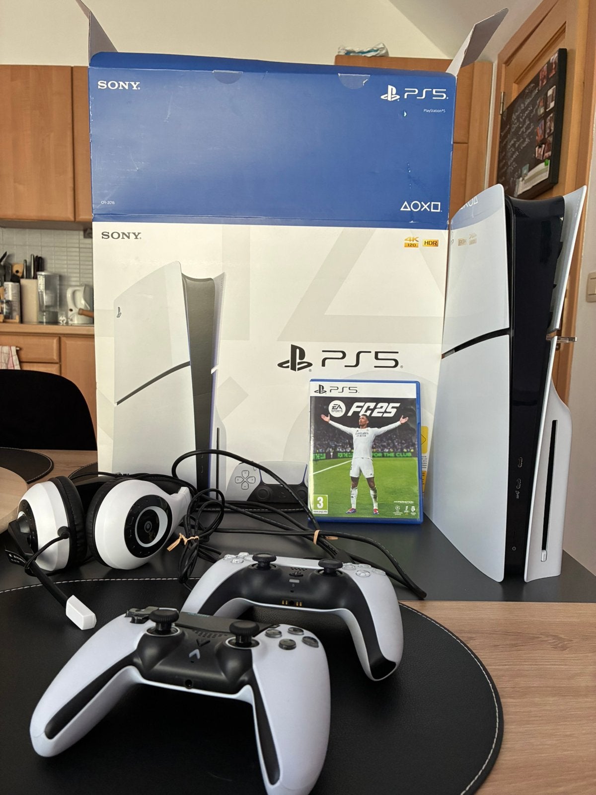 Ps5 slim avec disque + jeu, 2 manettes et un casque, Games en Spelcomputers, Spelcomputers | Sony PlayStation 5, Ophalen of Verzenden