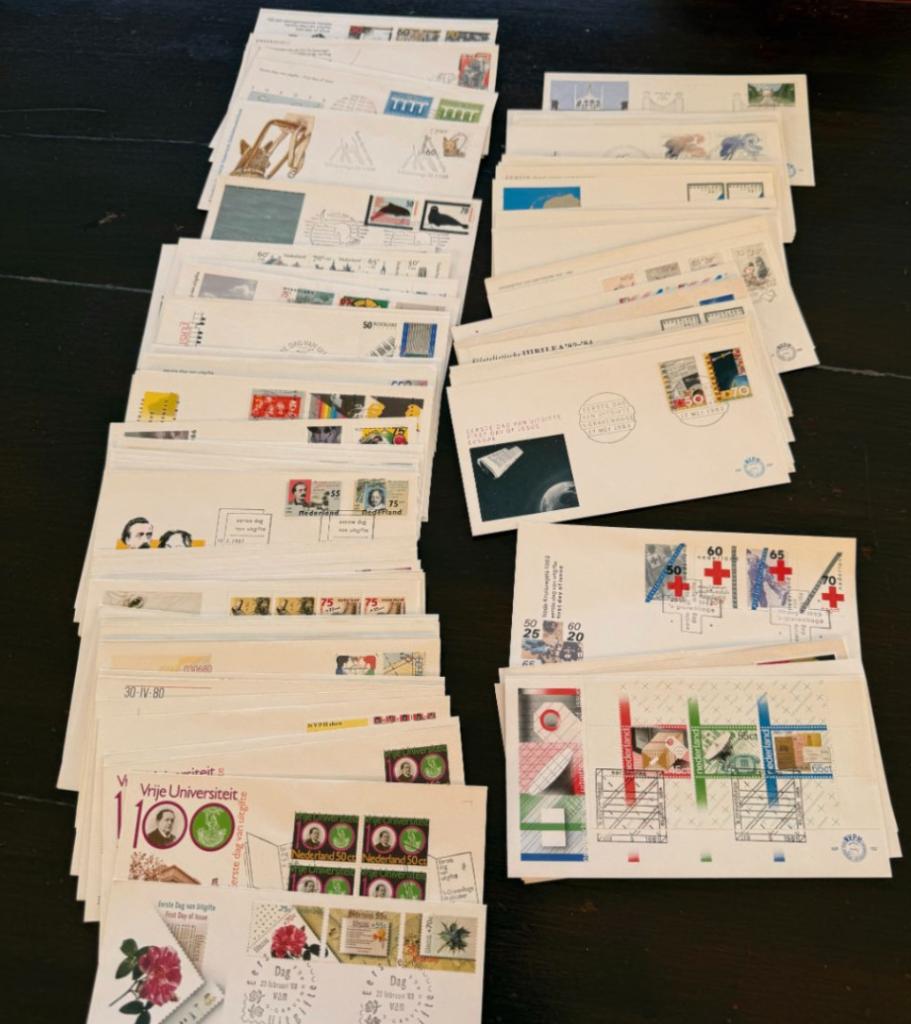 Pays Bas: Lot 100 FDC, Toutes Différentes 1975-1990, Verzenden, Na 1940, Gestempeld