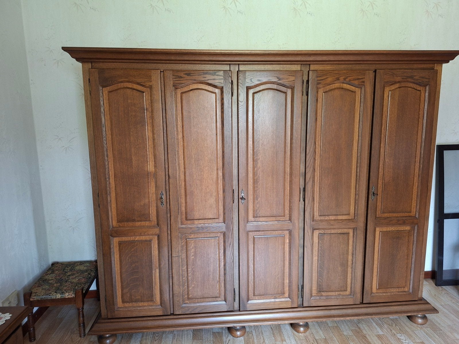 Armoire en chêne massif, Enlèvement