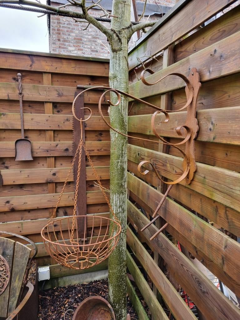 Bloempothanger met mandje in geroest ijzer, Ophalen