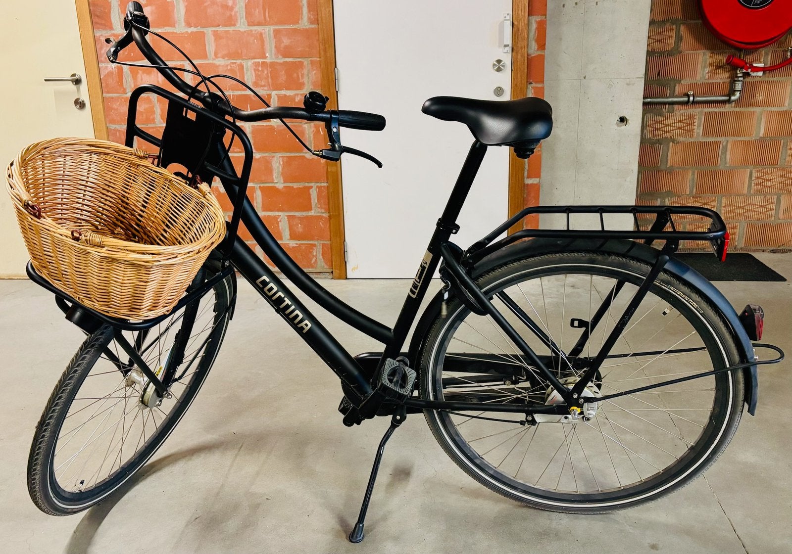 Cortina damesfiets model U1 met accesoires, Fietsen en Brommers, Ophalen, Zo goed als nieuw, Terugtraprem, Versnellingen