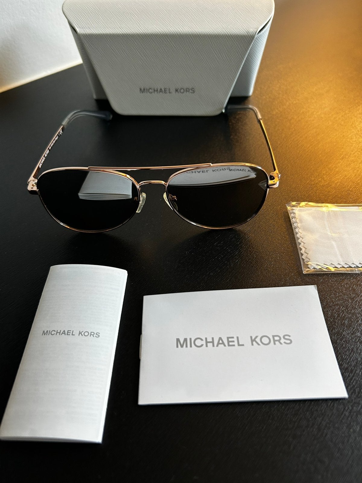 Lunettes de soleil MICHAEL KORS, Enlèvement, Comme neuf, Lunettes de soleil
