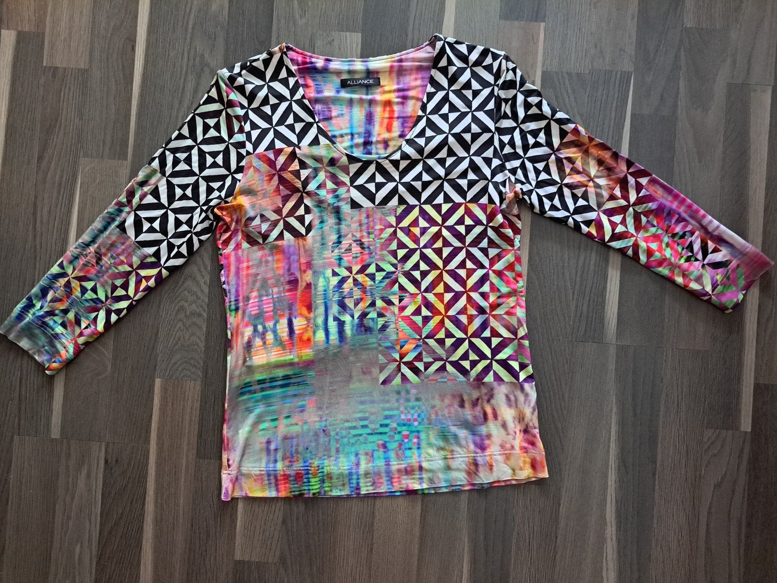 Alliance,  kleurrijke top met geometrische print, mt M, Kleding | Dames, Maat 38/40 (M), Meerkleurig, Ophalen of Verzenden, Zo goed als nieuw