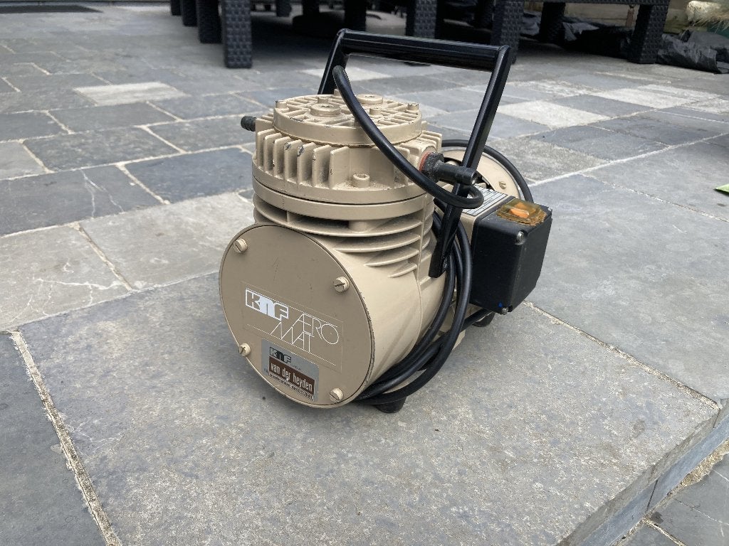pompe à vide à membrane KNF, Enlèvement, Comme neuf, Électrique