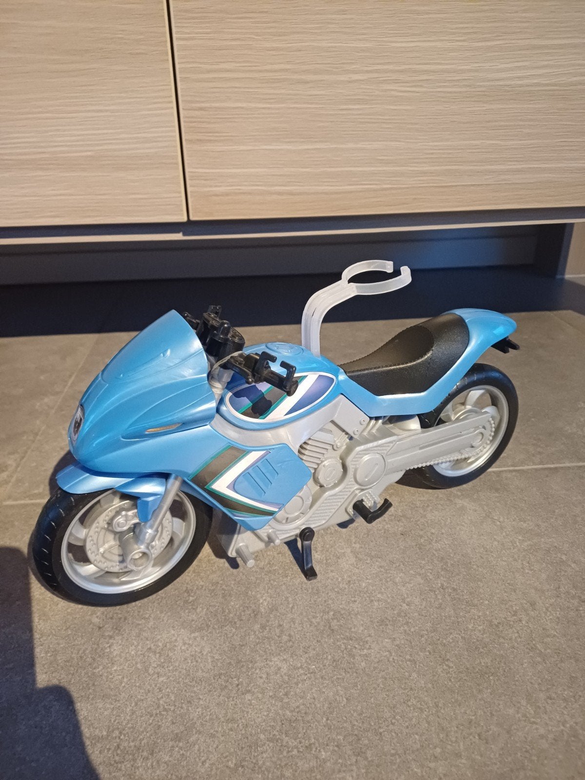 Barbie Moto Core, Enlèvement