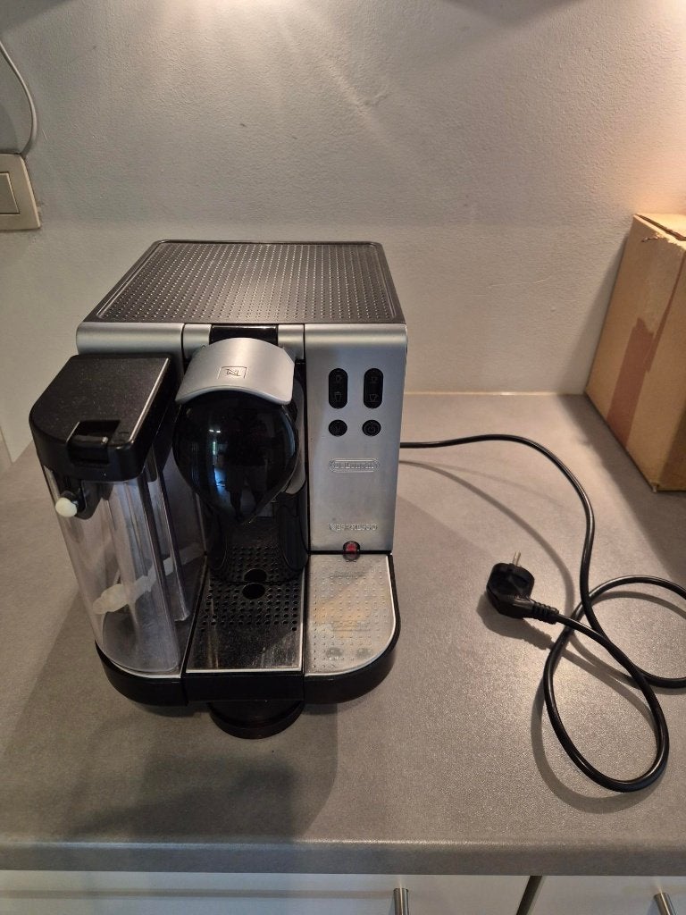 Machine à café Nespresso DeLonghi, Electroménager, Machine à espresso, Réservoir d'eau amovible, Dosettes et capsules de café
