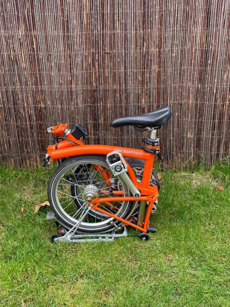 Brompton avec tige de selle allongée et moyeu dynamo, Vélos & Vélomoteurs, Enlèvement ou Envoi, Comme neuf, Brompton, Vitesses