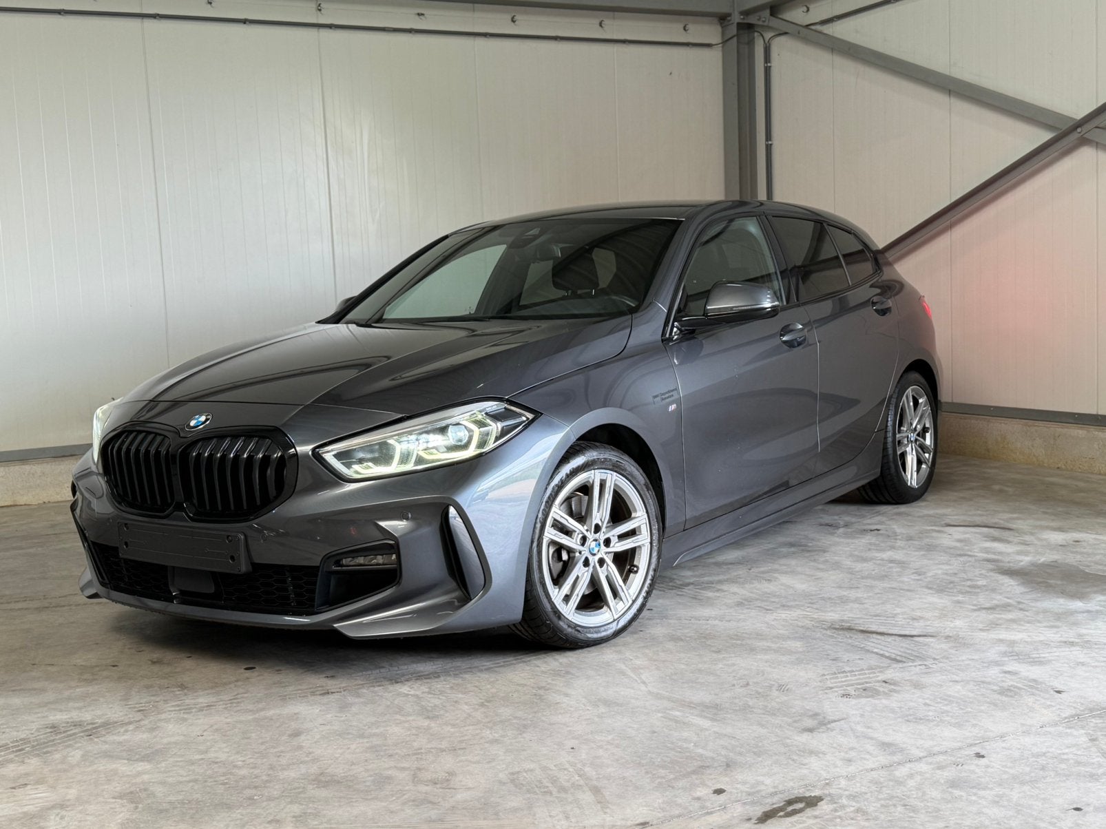 BMW 1serie M-Sport | Automaat | 2021 | (Overname mogelijk), Autos, BMW, Argent ou Gris, Entreprise, Noir, 5 portes