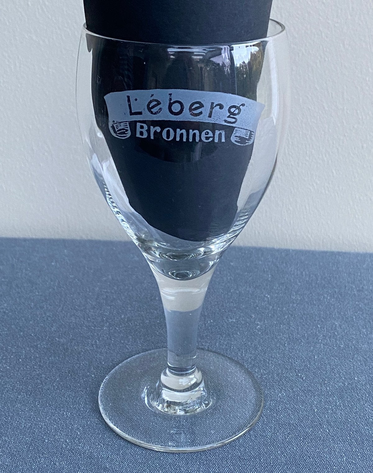 Oud gezuurd water glas LÉBERG BRONNEN - Roosdaal, Verzamelen, Ophalen of Verzenden, Zo goed als nieuw, Glas of Glazen