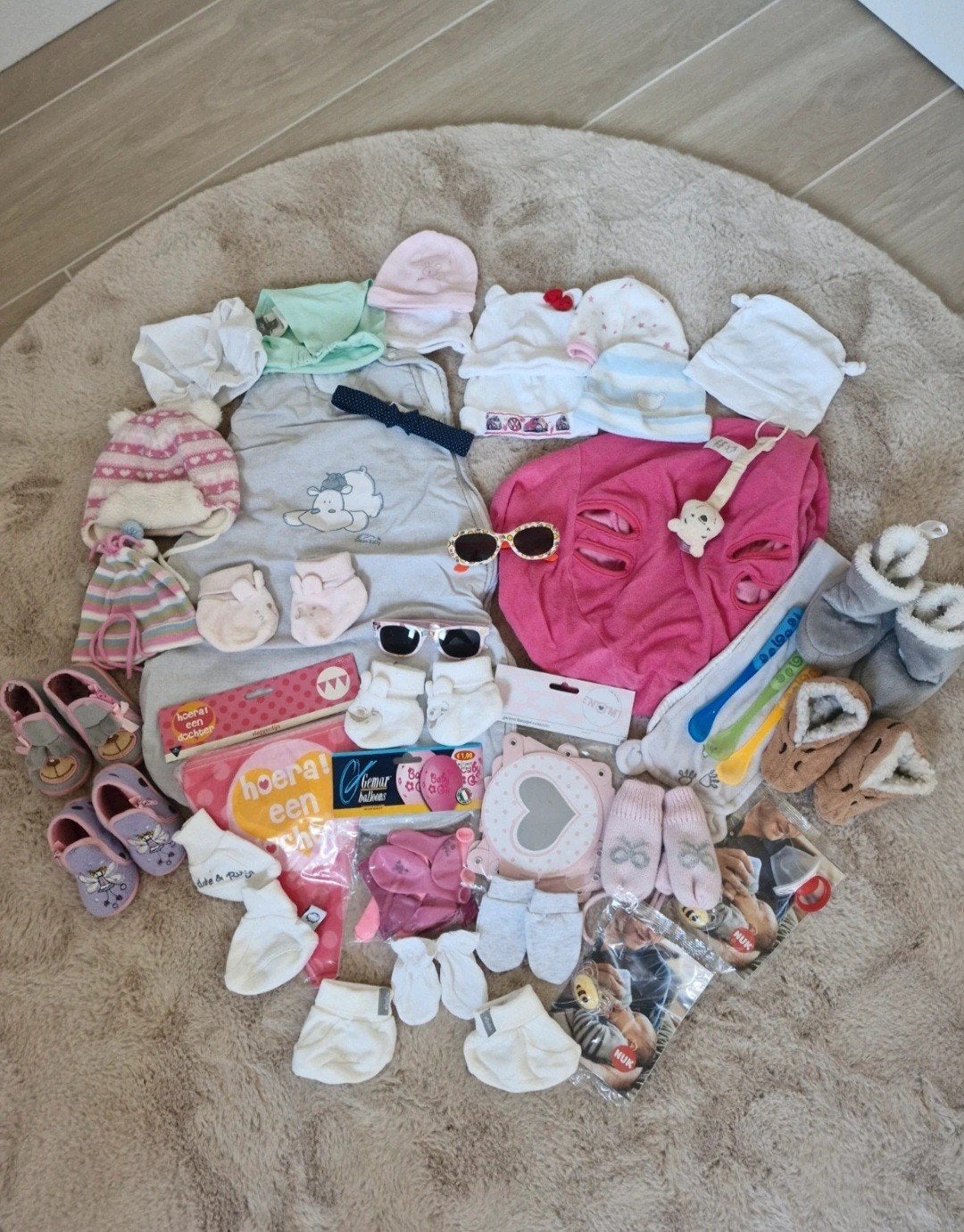 Pakket babyspullen mutsen, wantjes, zonnebrillen, tutjes,, Kinderen en Baby's, Ophalen of Verzenden